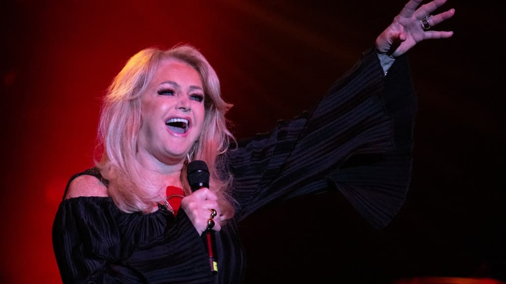 "Son état s'améliore": la chanteuse Bonnie Tyler est sortie du coma artificiel mais reste hospitalisée en soins intensifs