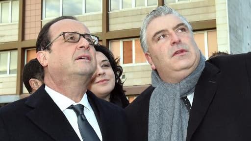 Le président français François Hollande (g) et le député-maire socialiste Frédéric Cuvillier (d) à Boulogne-sur-Mer, dans le Pas-de-Calais, le 16 décembre 2014