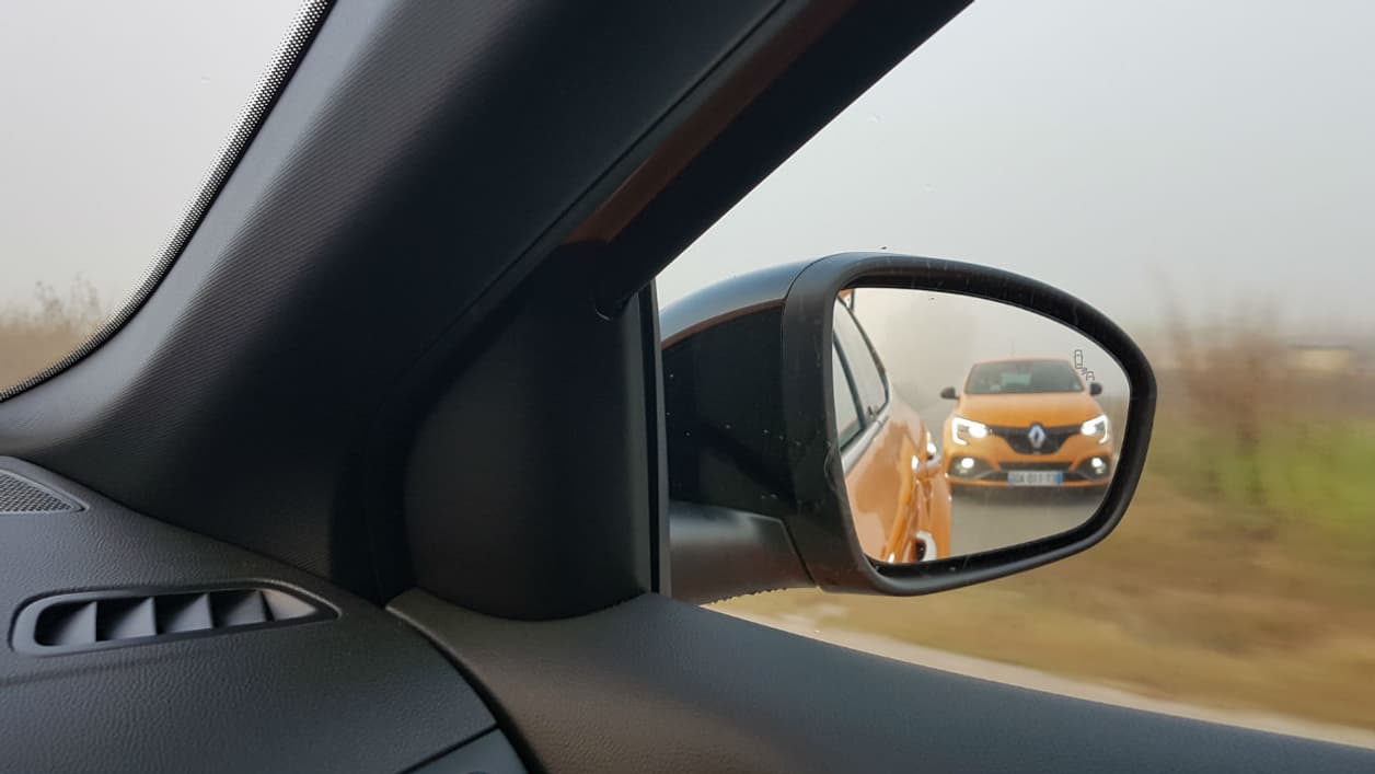 La Mégane RS intègre de nombreuses aides à la conduite, dont un voyant de présence dans l'angle mort dans le rétroviseur. La Mégane RS intègre de nombreuses aides à la conduite, dont un voyant de présence dans l'angle mort dans le rétroviseur.
