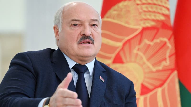 Le président du Bélarus, Alexandre Loukachenko, s'exprime lors d'une rencontre avec les médias étrangers dans sa résidence, le Palais de l'Indépendance, dans la capitale Minsk, le 16 février 2023.
