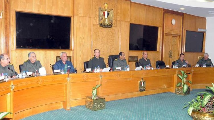 Les militaires au pouvoir en Egypte, dont le maréchal Mohamed Hussein Tantaoui, chef du Conseil suprême des forces armées (CSFA) (4e en partant de la gauche), ont accepté d'accélérer le processus de transfert du pouvoir aux civils, en convenant d'organise