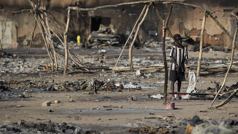 Un enfant devant le marché de Gao, au Mali, détruit par un incendie après l’attaque d’un groupe islamique armée, en février.