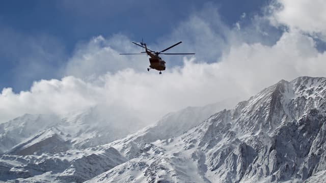 Un hélicoptère des secours iraniens procède aux recherches de l'épave de l'ATR-72, le 19 février 2018.