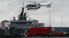 Un hélicoptère du Samu atterrit à Dunkerque le 27 octobre 2020 après le décès de quatre migrants dans le naufrage d'un bateau en route vers les côtes anglaises