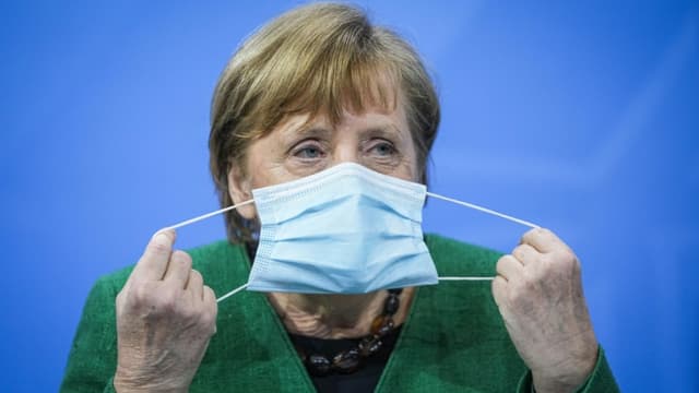 La chancelière allemande Angela Merkel enlève son masque au début d'une conférence de presse le 23 mars 2021 à Berlin. (Photo d'illustration)
