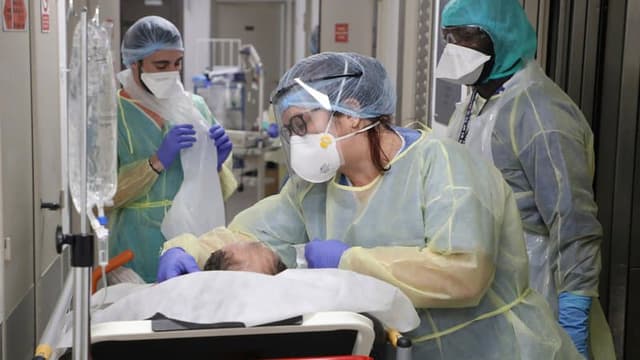 Prise en charge d'un patient atteint du Covid-19 à l'hôpital de Bagnolet, en Seine-Saint-Denis, le 8 avril 2020 -