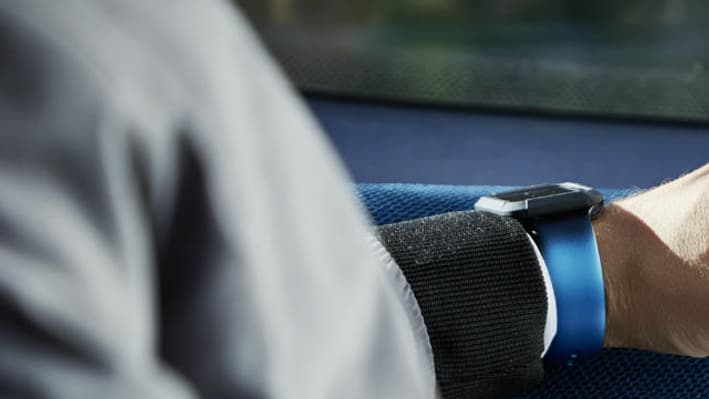 Un joystick permet de piloter non pas les drones, mais la fourgonnette.