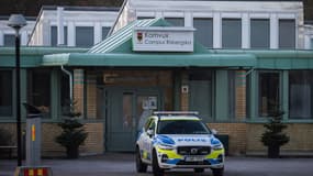 Des policiers montent la garde devant l'école Campus Risbergska d'Orebro, en Suède, le 6 février 2025, deux jours après une fusillade qui a fait onze morts. 
