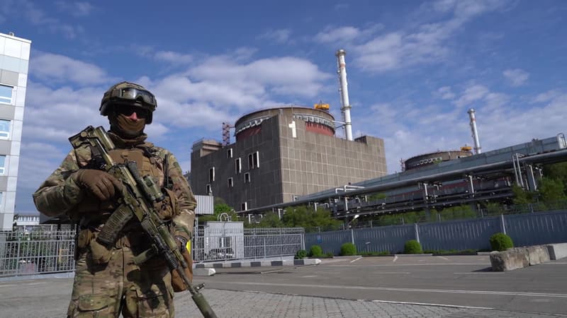 Militaire russe monte la garde dans l'enceinte de la centrale nucléaire de Zaporijjia, le 1er mai 2022
