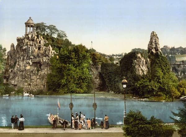 Les Buttes-Chaumont aux alentours de 1890. Les Buttes-Chaumont aux alentours de 1890.