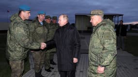 Vladimir Poutine et son ministre de la Défense à la rencontre de soldats mobilisés en octobre 2022. 