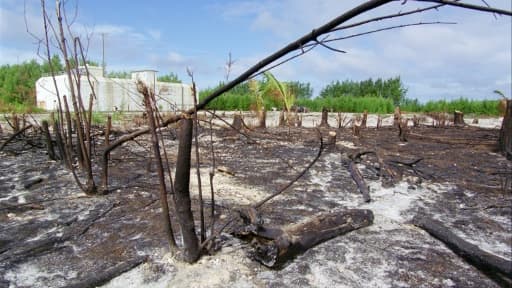 Vue extérieure datée du 06 juin 2000 du bunker qui abritait le poste de commandement de tir lors des expériences nucléaires sur l'atoll de Mururoa