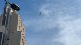 Des funambules à Villeurbanne dans le quartier des Gratte-Ciel.