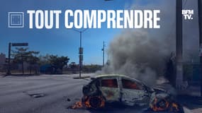 Une voiture brûle à Culiacan au Mexique, le 6 janvier 2023