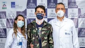 Cliché fourni par la Clinique de La Sabana montrant le cycliste Egan Bernal  aux côtés du directeur de la Clinique Juan Guillermo Ortiz et de l'infirmière Xiomara Bustos à Bogota, le 6 février 2022 
