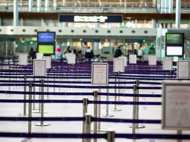 Un millier de bagagistes, agents d'entretiens et autres travailleurs de l'ombre de l'aéroport Roissy-Charles-De-Gaulle ont défilé sur la plateforme aéroportuaire, durement frappée par la crise du covid