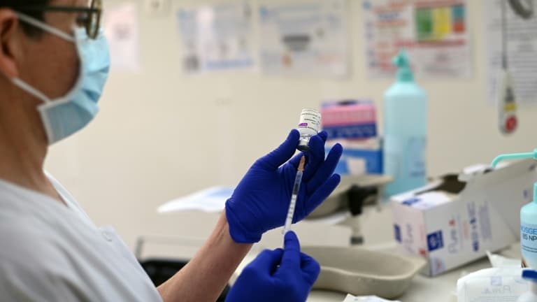 Une infirmière prépare une dose du vaccin d'AstraZeneca/Oxford contre le Covid, le 6 février 2021 à Lyon