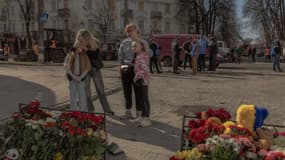 Des Ukrainiens se recueillent sur le site d'une frappe russe qui a fait 35 morts à Soumy, le 14 avril 2025