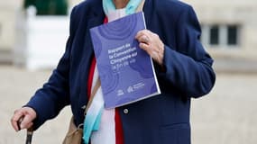 Une participante à la Convention citoyenne sur la fin de vie, le 3 avril 2023 à Paris