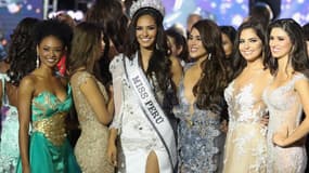 La gagnante du concours Romina Lozano, entourée des autres participantes à Miss Pérou, le 31 octobre 2017 à Lima, au Pérou. 