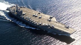 La porte-avions USS Nimitz transporte deux fois plus d'aéronefs que le Charles-de-Gaulle.
