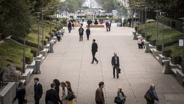 Sur un an, selon l'Insee, l'emploi salarié a augmenté de 303.500 postes au total (276.300 dans le privé et 27.200 dans le public), soit une hausse de 1,2%.