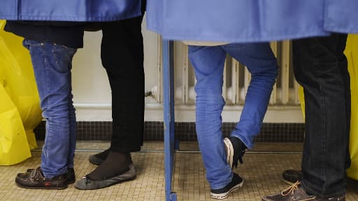 Elections municipales 2014 à Nantes. Des électeurs votent en présence de leurs enfants.