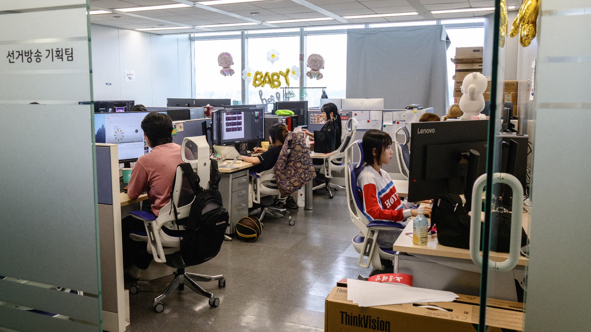 Cette photo prise le 22 mai 2025 montre des animateurs graphiques travaillant dans les locaux de la chaîne de télévision SBS à Séoul.