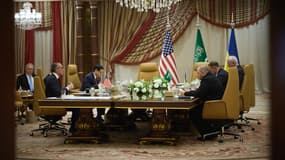 Le secrétaire d'État américain Marco Rubio, le chef du bureau présidentiel ukrainien Andriy Yermak, le ministre ukrainien des Affaires étrangères Andrii Sybiha et le ministre ukrainien de la Défense Rustem Umerov, à Djeddah, le 11 mars 2025.