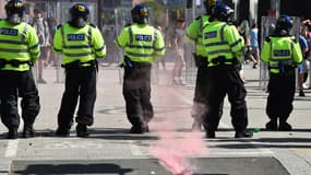 Des policiers montent la garde à Liverpool le 3 août 2024 lors de la manifestation "Enough is Enough" organisée en réaction aux coups de couteau mortels à Southport le 29 juillet 2024.