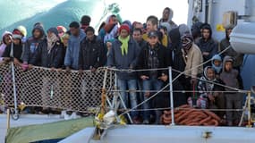 Des migrants sauvés par les garde-côtes arrivent dans le port de  Messina, en Sicile, le 18 avril 2015.