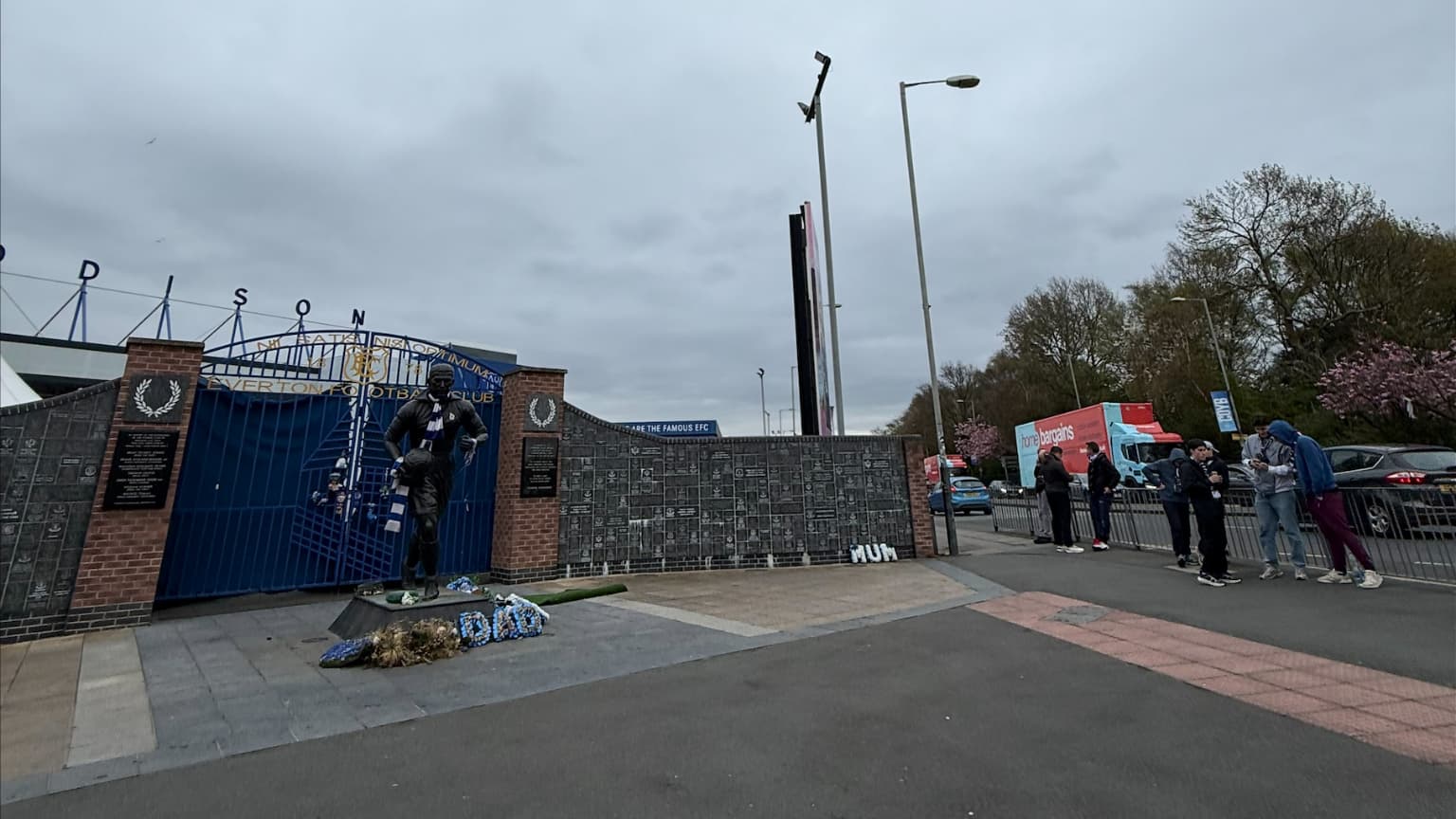Des supporters du PSG devant Goodison Park à Liverpool le 14 avril 2026