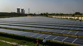 Des panneaux solaires aux abords de la  centrale National Thermal Power Corporation (NTPC) à Dadri, le 6 avril 2022 ena 