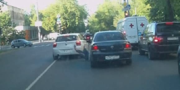 Non content de renverser à dessein sa victime, le conducteur de la BMW s'arrête ensuite… pour jeter un œil à sa voiture. Non content de renverser à dessein sa victime, le conducteur de la BMW s'arrête ensuite… pour jeter un œil à sa voiture.