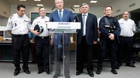 Accusé par le PS de ne pas faire "honneur à la République" en faisant "monter les peurs", le ministre de l'Intérieur, Brice Hortefeux, a continué à relayer sur le terrain la parole présidentielle sur la sécurité, réaffirmant en banlieue parisienne sa volo
