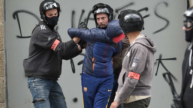 Un homme arrêté par la police, à Nantes, lors d'une manifestation contre la loi Travail, le 17 mai 2016.