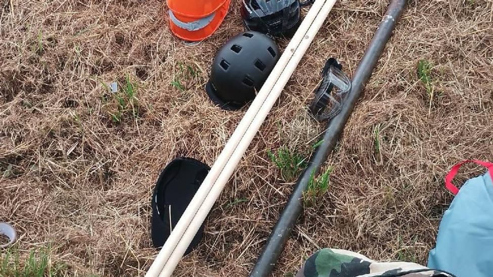 fsdDes objets saisis lors de contrôles des forces de l'ordre aux abords du "Village de l'eau", à Melle (Deux-Sèvres), alors que des manifestations contre les "mégabassines" sont prévues les 19 et 20 juillet 2024. fsdDes objets saisis lors de contrôles des forces de l'ordre aux abords du "Village de l'eau", à Melle (Deux-Sèvres), alors que des manifestations contre les "mégabassines" sont prévues les 19 et 20 juillet 2024.
