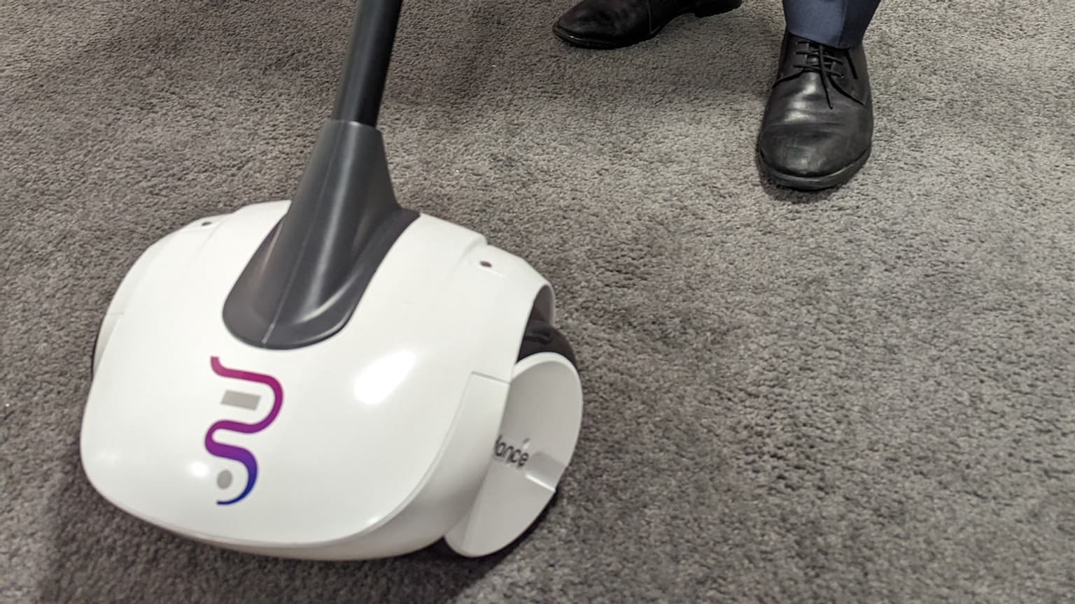 Le robot Glide propose de remplacer les chiens guides d'aveugles pour un coût similaire à celui d'un smartphone. Le robot Glide propose de remplacer les chiens guides d'aveugles pour un coût similaire à celui d'un smartphone.