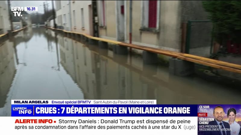 Crues: des passerelles en bois mises en place à Saint-Aubin-du-Pavail, dans le Maine-et-Loire, pour permettre la circulation des habitants