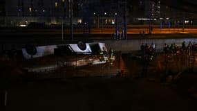 Des pompiers près du bus qui est tombé d'un pont à Venise ce mardi.