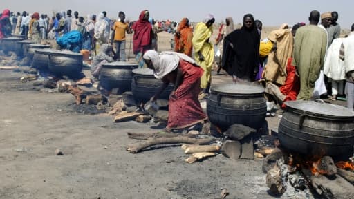 Des femmes cuisinent dans des chaudrons chauffés au bois, dans un camp de Dikwa le 2 février 2017 Des femmes cuisinent dans des chaudrons chauffés au bois, dans un camp de Dikwa le 2 février 2017
