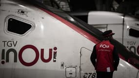 Un employé de la SNCF se tient près d'un TGV inoui sur un quai de la gare Montparnasse à Paris, le 6 mai 2025, deux jours avant la grève des transports ferroviaires prévue pour le week-end férié du 8 mai. 