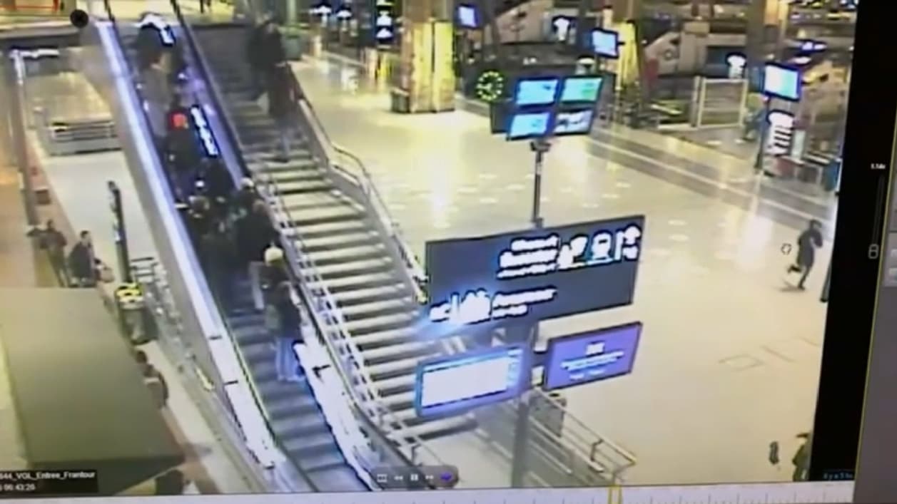 L'assaillant, à droite en noir, s'enfonce dans la gare du Nord après avoir attaqué une première personne, le 11 janvier 2023