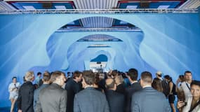 Des visiteurs de l'exposition "La baleine" à l'occasion de la Conférence des Nations Unies sur les océans (ONUC) au Parc des expositions de Nice, le 2 juin 2025