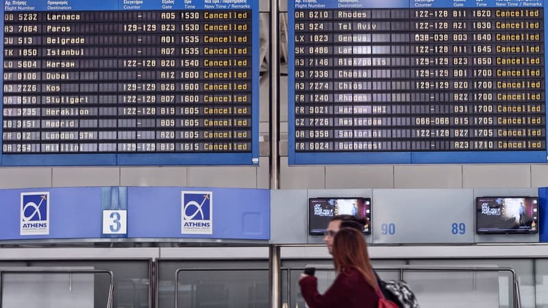 Des dizaines de vols en provenance ou desservant la Grèce ont été annulés. 