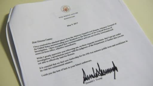 Copie de la lettre d'éviction du patron du FBI, le 9 mai 2017 à La Maison-Blanche, à Washington Copie de la lettre d'éviction du patron du FBI, le 9 mai 2017 à La Maison-Blanche, à Washington