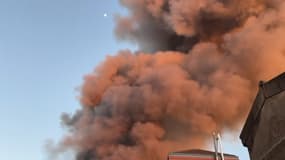 Un important incendie s'est déclaré dans un centre de tri, dans le 17e arrondissement de Paris, le 7 avril 2025. 