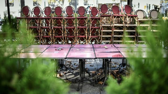 Un restaurant fermé sur les Champs-Elysées à Paris le 12 novembre 2020