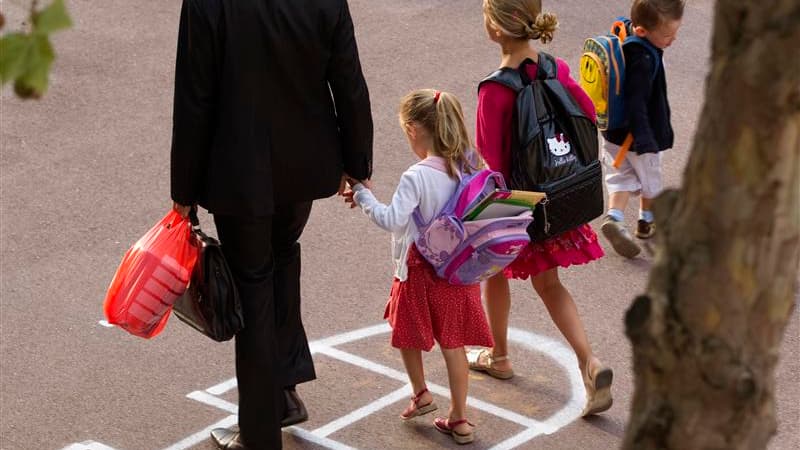 Le gouvernement privilégie la piste de la baisse des allocations familiales pour les ménages français les plus aisés, a déclaré mercredi la ministre des Affaires sociales et de la Santé. /Photo prise le 4 septembre 2012/REUTERS/Charles Platiau
