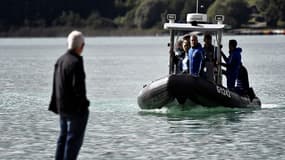 Des gendarmes sondent le lac d'Aiguebelette, le 11 septembre 2017.